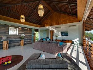 金巴兰Villa Aiko的带沙发和电视的客厅