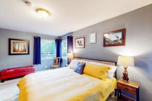新奥尔良市Creeksong Retreat的一间卧室配有一张带黄色枕头的大床
