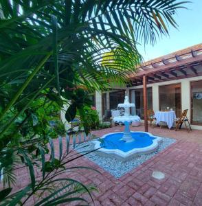 乌蒂拉Vive Utila - Bed & Breakfast的庭院中间带喷泉的花园