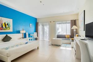 长滩岛长滩岛太阳酒店的一间卧室设有一张床和蓝色的墙壁