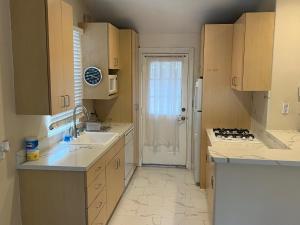 范奈斯2bedroom & 1bath home near Universal Studio & Hollywood的一间带水槽和炉灶的小厨房