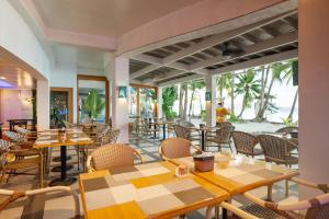 长滩岛长滩岛太阳酒店的一间带桌椅的海景餐厅