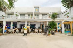 长滩岛长滩岛太阳酒店的海滩上的餐厅,前面有人