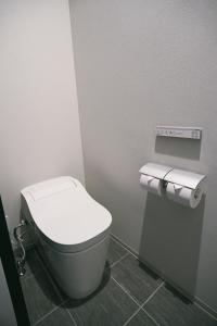 NEW HUMBER的浴室设有卫生间和两卷卫生纸。
