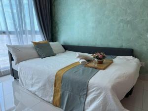 八打灵再也Greenfield Residence Sunway Subang 10 Pax 3R2B with Internet的一间卧室配有一张床,上面有托盘