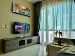 八打灵再也Greenfield Residence Sunway Subang 10 Pax 3R2B with Internet的一间带电视和大窗户的客厅
