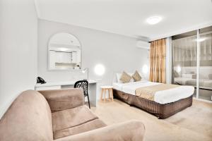墨尔本Carlton Lygon Lodge - Close to Melbourne Uni的酒店客房,配有床和沙发
