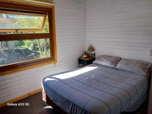 拉安戈斯图拉镇Antares的一间卧室设有一张床和一个窗口