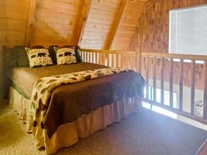 达克科里克村Fireside Cottage的小木屋内一间卧室,配有一张床