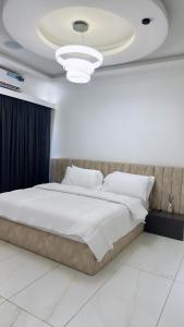 弗里敦Bash luxury apartments的卧室配有一张白色大床