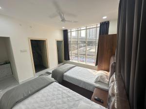 海得拉巴1BH with Pantry的一间卧室设有两张床和窗户。