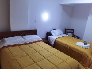 瓦拉斯LOS NEVADOS II的一间客房内配有两张床的房间