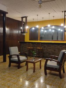 El VenadoHotel Sansivar的客厅配有两把椅子和一张桌子