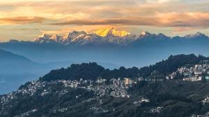 大吉岭Mount Olive的享有以山脉为背景的城市美景