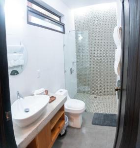 兰金Hotel Kopal的一间带水槽、卫生间和淋浴的浴室