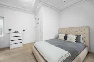 悉尼Urban retreat in Potts Point的一间白色卧室,配有一张床和一个梳妆台