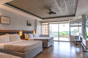 OraniTanawin BnB的一间卧室设有两张床和天花板