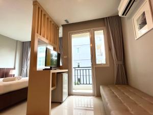 Ban Khlong HaengHidayah Condotel,Ao-nang, Krabi的酒店客房设有电视和窗户。
