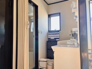 AmakusaLit 天草的一间带水槽和镜子的浴室