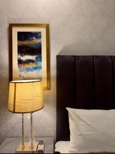 沙迦1 bed apartment available in Al nadd的床头桌旁的灯