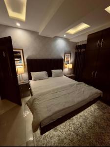 1 bed apartment available in Al nadd客房内的一张或多张床位