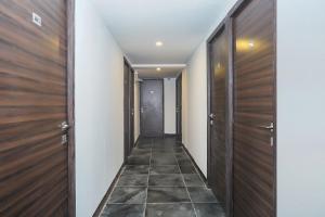 KharadiKharadi的走廊设有木门,铺有瓷砖地板