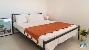 CobbittyAircabin - Cobbitty - Lovely - 5 Beds House的一间卧室配有一张带橙色毯子的大床