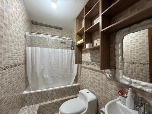 卡哈马卡Departamento cerca a centros comerciales的浴室配有卫生间、盥洗盆和淋浴。