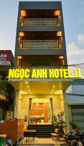 昆岛Ngọc Anh Hotel的建筑前有标志的酒店