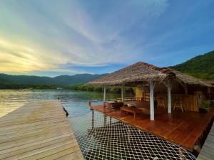 卡里蒙贾瓦漂浮天堂旅馆的水面上带小屋的码头