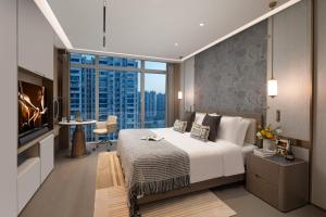 广州广州雅诗阁琶洲服务公寓的一间带大床和电视的卧室