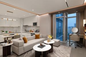 广州广州雅诗阁琶洲服务公寓的带沙发和桌子的客厅以及厨房。