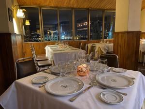 昆卡Hotel Presidente by NASS的一张桌子上放有盘子和酒杯