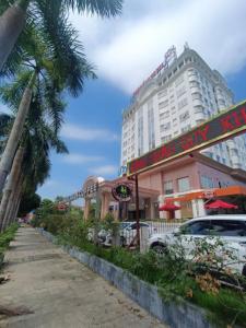 清化Phù Đổng Hotel Thanh Hóa的前面有标志的大建筑