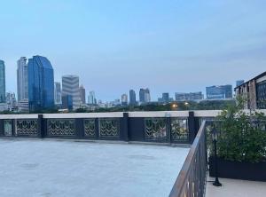 Klong ToiSukhumvit Soi 10 Stay in Style的阳台设有围栏,享有城市美景。