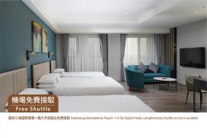 大寮乡义大天悦饭店的酒店客房,设有四张床和蓝色的沙发