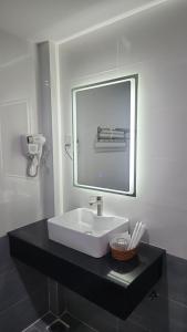 Trà VinhHOTEL SONG TIÊN的浴室设有白色水槽和镜子