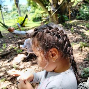 比亚米尔港Campo Duro Ecolodge的坐在地上的小女孩,头发 ⁇ ,