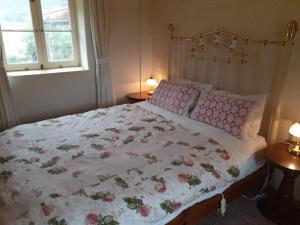 MarrangarooFernbrook Cottage的一间卧室配有一张带花卉图案的毯子的大床