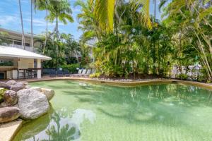 道格拉斯港Ocean Palms Apartments的棕榈树度假村内的游泳池