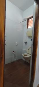 蓬蒂切里cg residency的一间带卫生间和窗户的小浴室