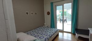 勒唐蓬Ti Bamboo的一间卧室设有一张床和一个滑动玻璃门