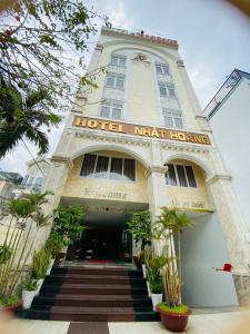 胡志明市Nhat Hoang Hotel的一座酒店,设有通往大楼的楼梯