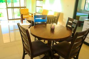 南迪Bula Villas的一间带木桌和椅子的用餐室
