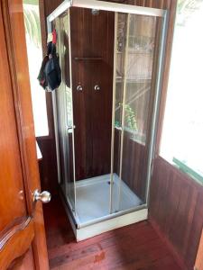 普卡尔帕Jungle Lodge with lookout tower的玻璃淋浴间,位于带门的房间