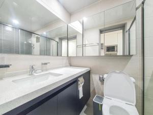 济州市Jeju Centerpoint N Residence的一间带水槽、卫生间和镜子的浴室