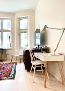 赫尔辛基Art Nouveau - Jugend Talo in Helsinki Center Apartment的客房设有一张桌子、一台电脑和一把椅子
