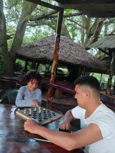 比亚米尔港Campo Duro Ecolodge的几个玩国际象棋的人