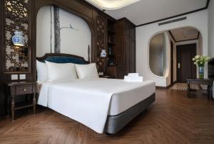河内Eli Rina Hotel的卧室配有一张白色大床