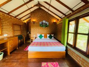 锡吉里亚Sungreen Cottage Sigiriya的卧室设有一张砖墙内的大床